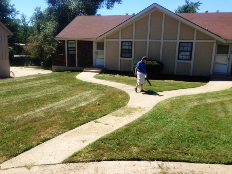 Rental Property Mowing in Raytown, MO - ALPM Client Image-1